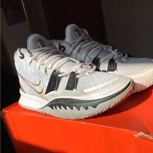 Kyrie basketball shoes size 10 men GIVE CASH OFFER